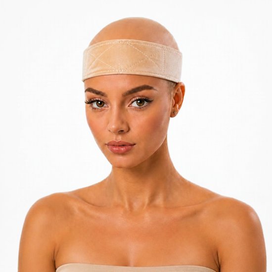Model mit blondem Thef Perückenband aus Samt